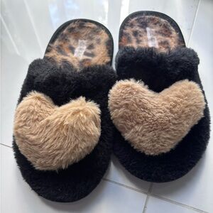 Willow Fuzzy Heart Slippers - Black and Tan
